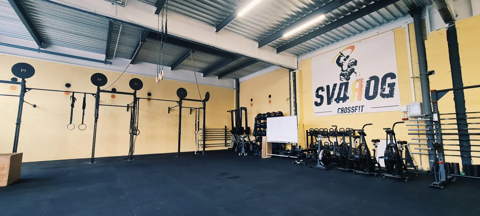 La box Svarog : rig, tableau blanc et kettlebells