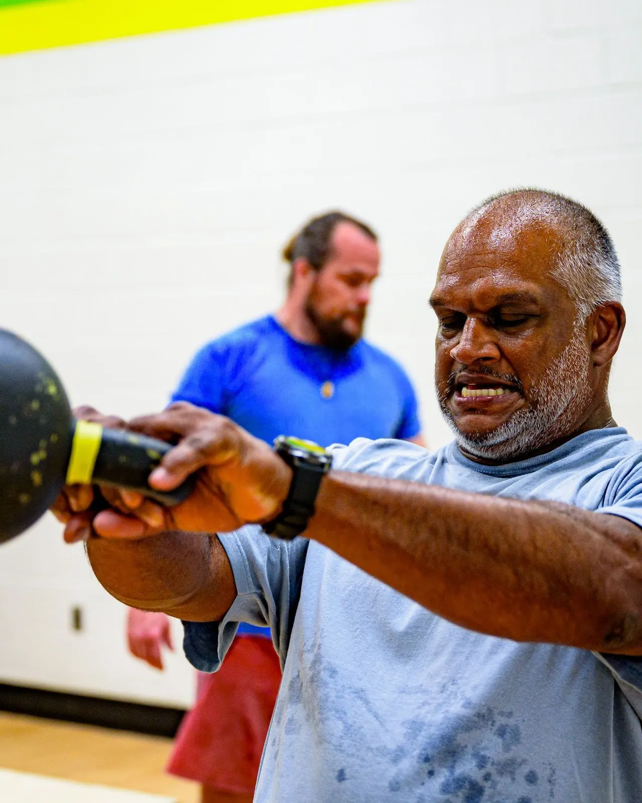 Cours collectif de kettlebell : des participants de tous âges et de tous profils (photo d'illustration)