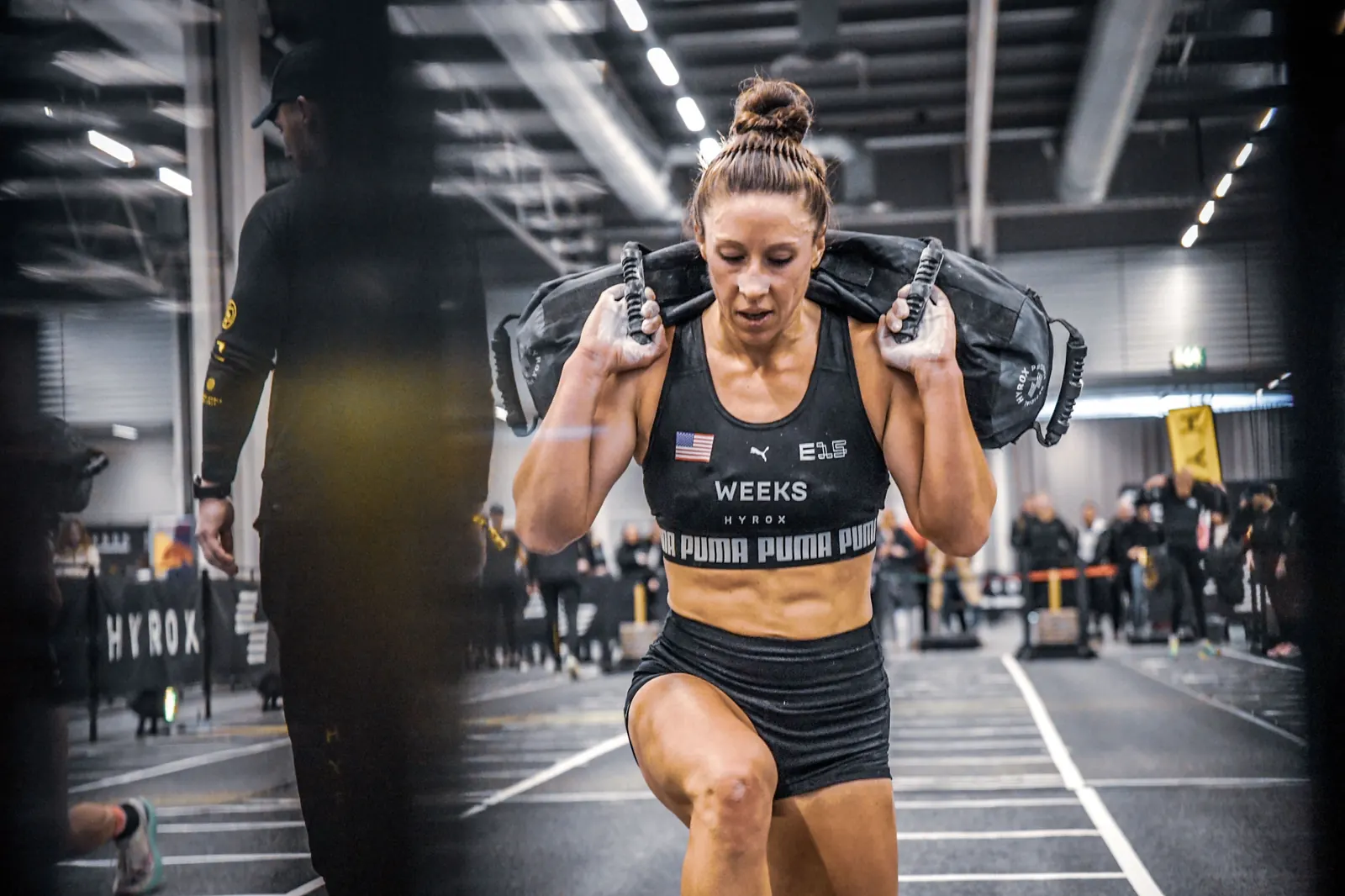 Course Hyrox à Stockholm : une athlète en fentes avec un sac lesté (photo d'illustration)